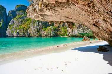 Güneşli bir günde Maya Körfezi manzarası, Tayland 'da insan yok..