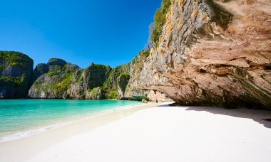 Güneşli bir günde Maya Körfezi manzarası, Tayland 'da insan yok..