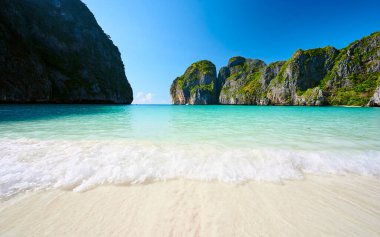 Güneşli bir günde Maya Körfezi manzarası, Tayland 'da insan yok..