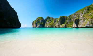 Güneşli bir günde Maya Körfezi manzarası, Tayland 'da insan yok..
