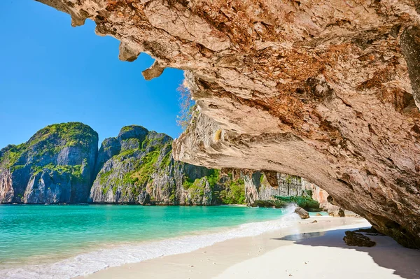 Güneşli bir günde Maya Körfezi manzarası, Tayland 'da insan yok..