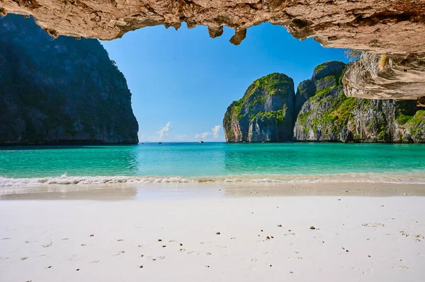 Güneşli bir günde Maya Körfezi manzarası, Tayland 'da insan yok..