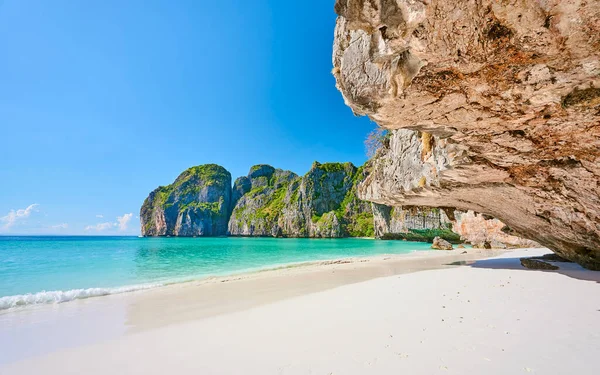 Güneşli bir günde Maya Körfezi manzarası, Tayland 'da insan yok..