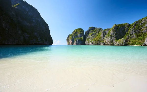 Güneşli bir günde Maya Körfezi manzarası, Tayland 'da insan yok..