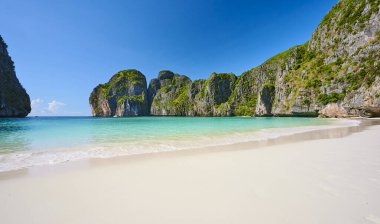 Güneşli bir günde Maya Körfezi manzarası, Tayland 'da insan yok..
