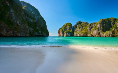 Güneşli bir günde Maya Körfezi manzarası, Tayland 'da insan yok..