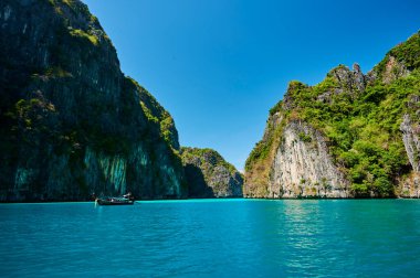 Pileh Lagoon 'un manzarası, Tayland' ın Phi Phi Adaları 'ndaki ünlü bir turistik bölge.