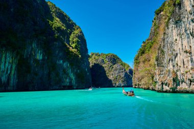 Pileh Lagoon 'un manzarası, Tayland' ın Phi Phi Adaları 'ndaki ünlü bir turistik bölge.
