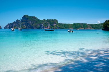 Phi Phi Adaları, Tayland 'da güneşli bir günde kumsal ve okyanus manzarası