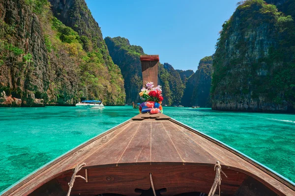 Pileh Lagoon 'un manzarası, Tayland' ın Phi Phi Adaları 'ndaki ünlü bir turistik bölge.