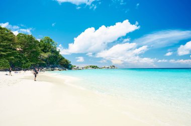 Similan Adaları, Tayland çevresinde güneşli bir günde plaj ve okyanus manzarası