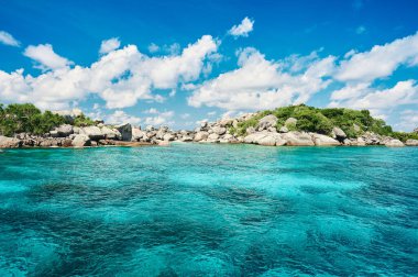 Similan Adaları, Tayland çevresinde güneşli bir günde plaj ve okyanus manzarası