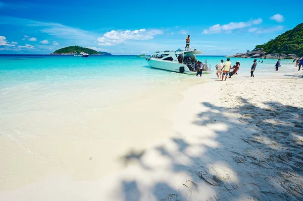 Similan Adaları, Tayland çevresinde güneşli bir günde plaj ve okyanus manzarası