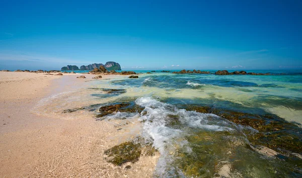 Paesaggio Spiaggia Oceano Una Giornata Sole Alle Isole Phi Phi — Foto Stock