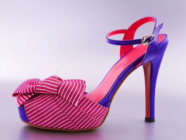 Женская обувь на каблуке, на сером фоне. — Stock fotografie
