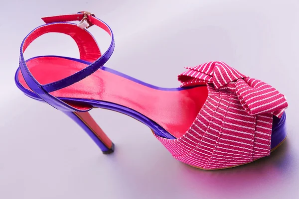Женская обувь на каблуке, на сером фоне. — Stockfoto