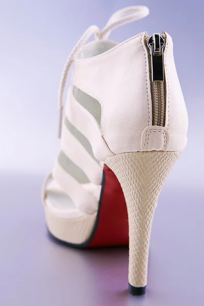 Женская обувь на каблуке, на сером фоне. — Stockfoto