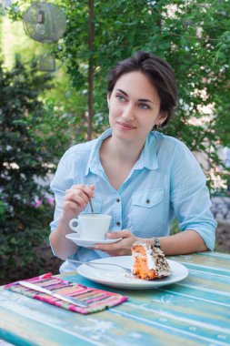 güzel kız ara sokak kafe vardır.