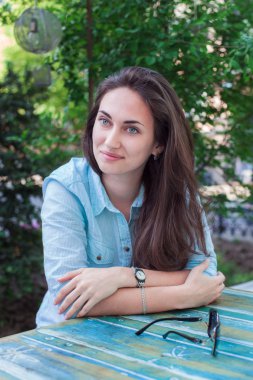 güzel kız ara sokak kafe vardır.