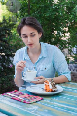 güzel kız ara sokak kafe vardır.
