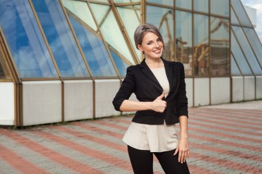 genç kız sokakta yüzüne bir gülümseme kadar öğrenci parmak.