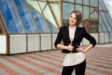 genç kız sokakta yüzüne bir gülümseme kadar öğrenci parmak.