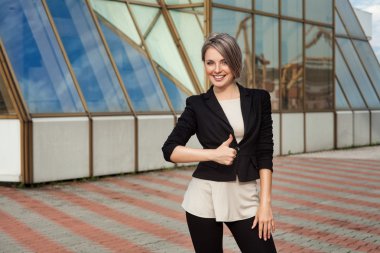 genç kız sokakta yüzüne bir gülümseme kadar öğrenci parmak.