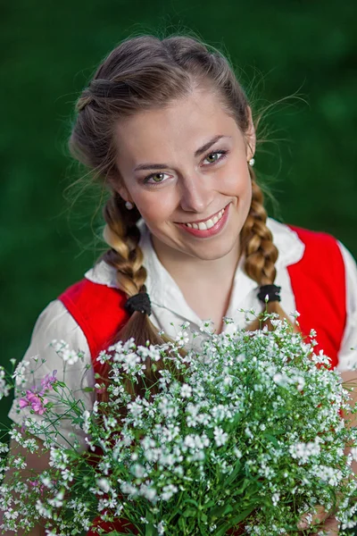 Lány diák park virágokkal — Stock Fotó