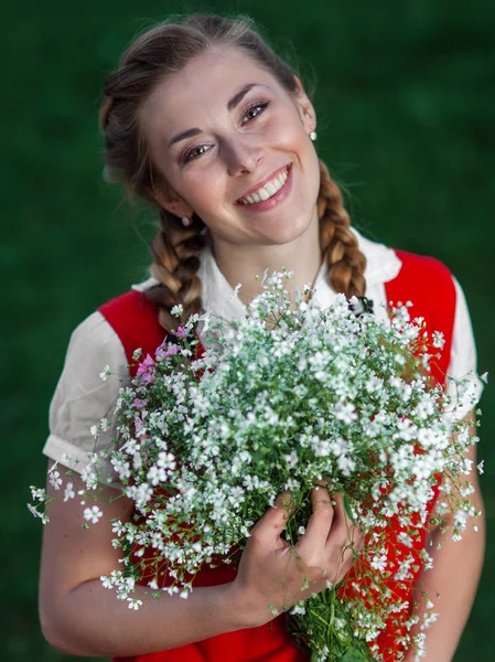 Студент дівчини в парку з квітами — стокове фото