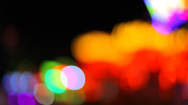 Intreepupil lampen 's nachts als achtergrondkleur, uit focus verkeer, attracties. — Stockvideo