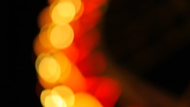 Ampoules déconcentrées la nuit comme arrière-plan, Trafic hors foyer, attractions .