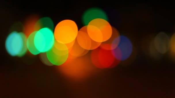 散焦的灯泡作为背景，从重点交通、 景点晚上. — 图库视频影像