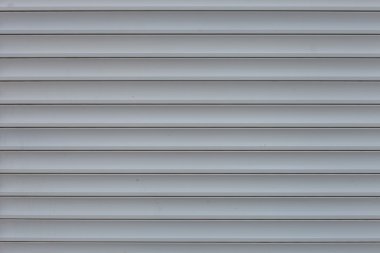 Beyaz perdeler, koruyucu kapı.