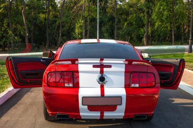 kırmızı spor araba mustang