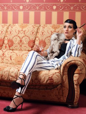 retro tarzı tritsatykh yıllık sıkı giysiler içinde kadın.