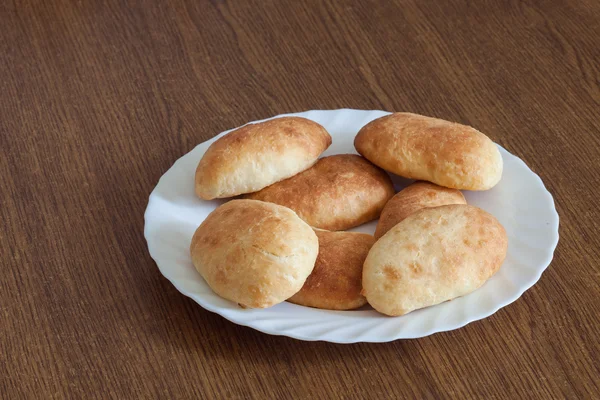 Kuchen in einem weißen Teller. — Stockfoto