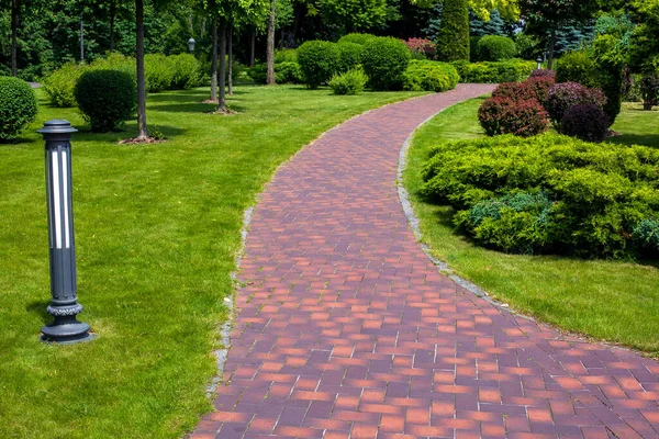 Lanterna Ferro Chão Jardim Iluminação Caminho Parque Pavimentado Com Telhas — Fotografia de Stock