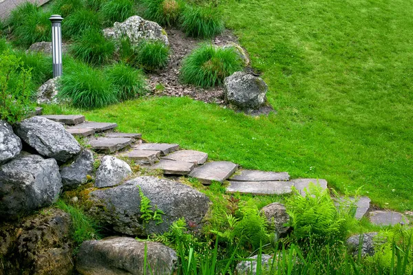 Steintreppe Mit Stufen Aus Wildem Naturstein Hang Der Hügeligen Parklandschaft — Stockfoto