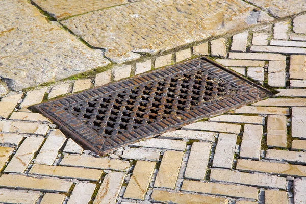 Iron Rusty Rectangular Manhole Shaped Holes Form Crosses Lid Sidewalk — стоковое фото