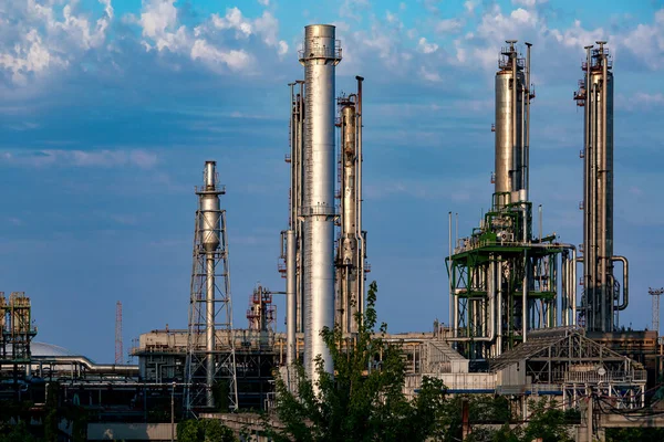 Industrieanlage Mit Grauen Metallrohren Vor Blauem Himmel Mit Wolken Niemand — Stockfoto