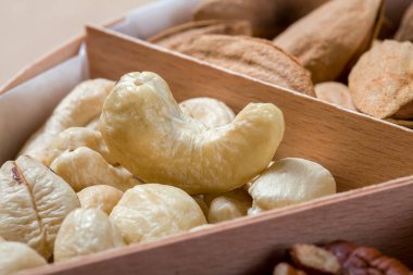 Farklı fındıklar için hücreli ahşap kutu sağlıklı protein besin için yakın plan ceviz, hiç kimse.