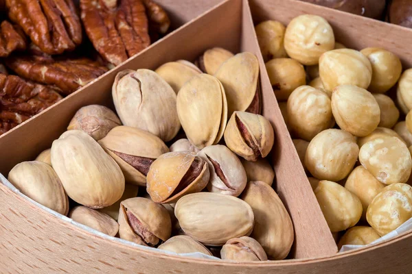 Dřevěná Krabice Buňkami Pro Různé Ořechy Jídlo Pro Zdravou Výživu — Stock fotografie