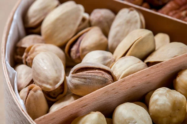 Dřevěná Krabice Buňkami Pro Různé Ořechy Jídlo Pro Zdravou Výživu — Stock fotografie