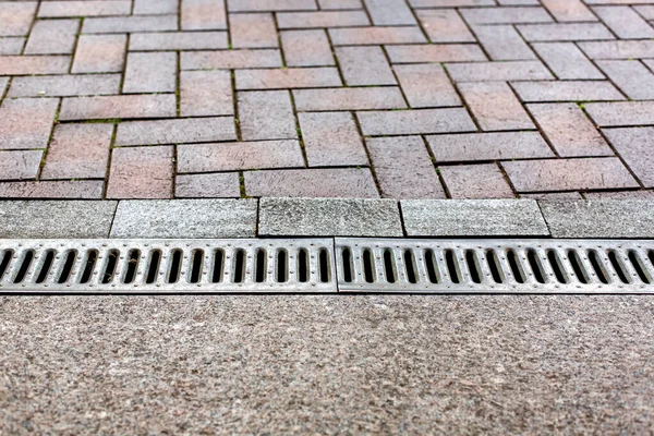 Pavement Drainage Grate Line Iron Grill Rectangular Mosaic Tile Walkway — Stock Photo, Image