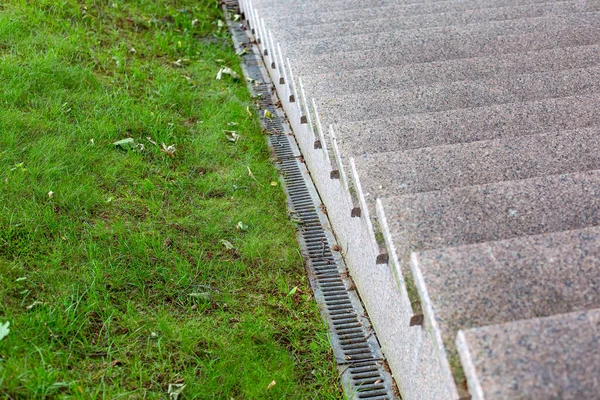 Entwässerungssystem Hang Mit Grünem Gras Und Eisernem Regenwassersystem Der Nähe — Stockfoto