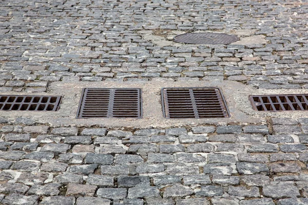 在欧洲老城区 有鹅卵石石路 有排水栅 可供雨水排水城市街道改善 — 图库照片
