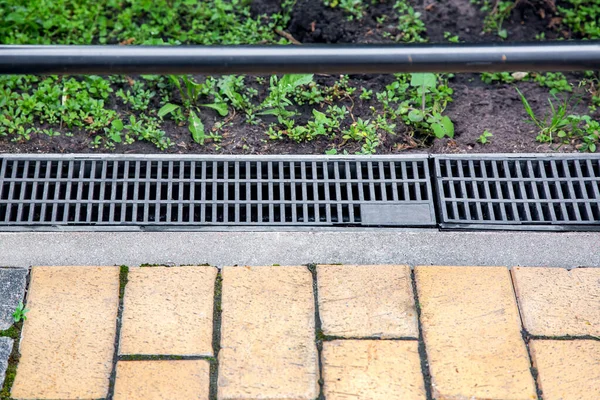 Gray Grating Drainage System Drainage Rainwater Backyard Edge Sidewalk Stone — Stock Photo, Image