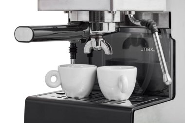 Espresso filtresi ve beyaz seramik fincanlarda buhar çubuğu olan gri paslanmaz çelik kahve boynuzu üreticisi 30 ml profesyonel kahve ekipmanı beyaz arka planda izole edilmiş, hiç kimse.