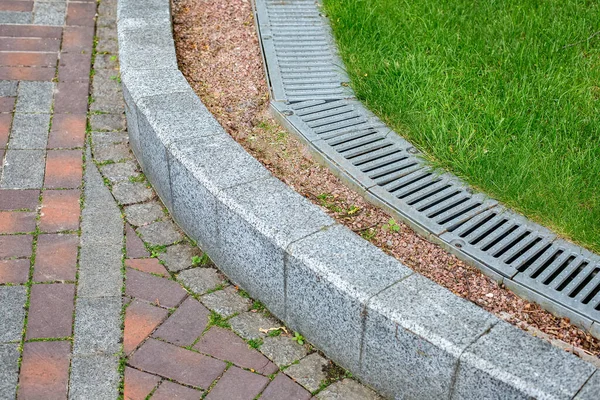 Iron Drainage Grate Walkway Side Green Turf Lawn Stone Pebbles — Stock Photo, Image