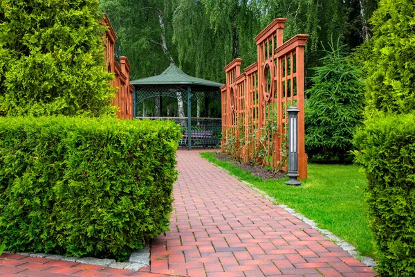 Pérgola Vertical Hecha Madera Marrón Jardín Rosas Con Una Pasarela — Foto de Stock